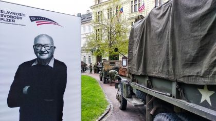 Tank Sherman zaparkoval před Besedou, spitfire na náměstí Republiky