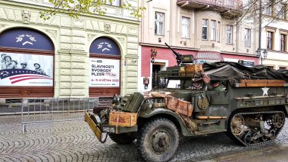 Tank Sherman zaparkoval před Besedou, spitfire na náměstí Republiky