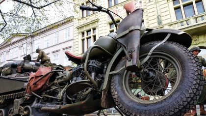 Tank Sherman zaparkoval před Besedou, spitfire na náměstí Republiky