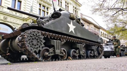 Tank Sherman zaparkoval před Besedou, spitfire na náměstí Republiky