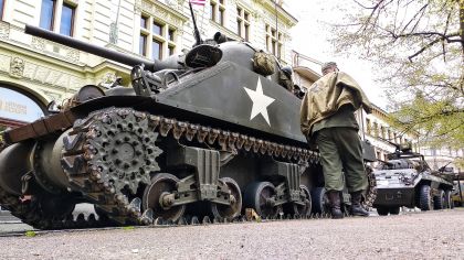 Tank Sherman zaparkoval před Besedou, spitfire na náměstí Republiky