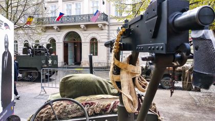 Tank Sherman zaparkoval před Besedou, spitfire na náměstí Republiky