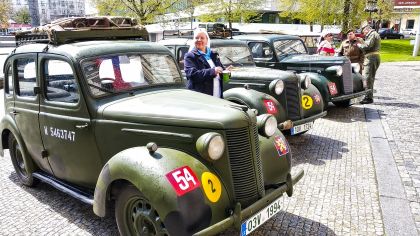 Tank Sherman zaparkoval před Besedou, spitfire na náměstí Republiky