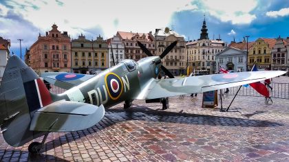Tank Sherman zaparkoval před Besedou, spitfire na náměstí Republiky