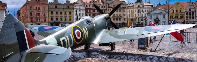 Tank Sherman zaparkoval před Besedou, spitfire na náměstí Republiky