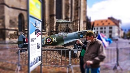 Tank Sherman zaparkoval před Besedou, spitfire na náměstí Republiky