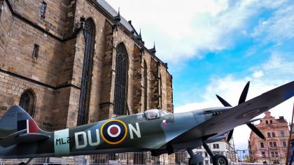 Tank Sherman zaparkoval před Besedou, spitfire na náměstí Republiky