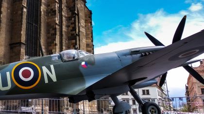 Tank Sherman zaparkoval před Besedou, spitfire na náměstí Republiky