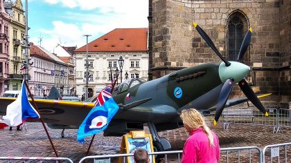Tank Sherman zaparkoval před Besedou, spitfire na náměstí Republiky