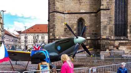 Tank Sherman zaparkoval před Besedou, spitfire na náměstí Republiky