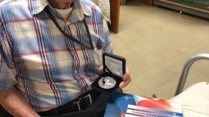 Americký veterán, jenž osvobozoval Plzeň, oslavil 100.&nbsp;narozeniny