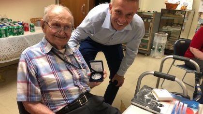 Americký veterán, jenž osvobozoval Plzeň, oslavil 100.&nbsp;narozeniny