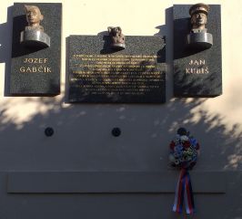 Plzeň si připomněla památku rodin Václava Krále, Františka Krále, Hrdličkových, Bejblových a&nbsp;Kučerových, které byly před 79 lety popraveny nacisty v&nbsp;Mauthausenu za pomoc výsadkům Anthropoid, Silver A, Out Distance a&nbsp;Steel