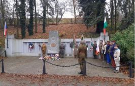 Město Plzeň si dnes připomnělo Den válečných veteránů položením květin v&nbsp;parku na Homolce