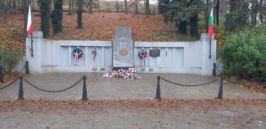 Město Plzeň si dnes připomnělo Den válečných veteránů položením květin v&nbsp;parku na Homolce.