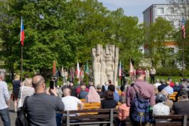 Na náměstí Míru se včera odpoledne vzpomínalo na bojovníky a&nbsp;oběti válek, v&nbsp;podvečer se potomci a&nbsp;příbuzní amerických a&nbsp;belgických veteránů sešli na plzeňské radnici