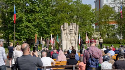 Na náměstí Míru se včera odpoledne vzpomínalo na bojovníky a&nbsp;oběti válek, v&nbsp;podvečer se potomci a&nbsp;příbuzní amerických a&nbsp;belgických veteránů sešli na plzeňské radnici