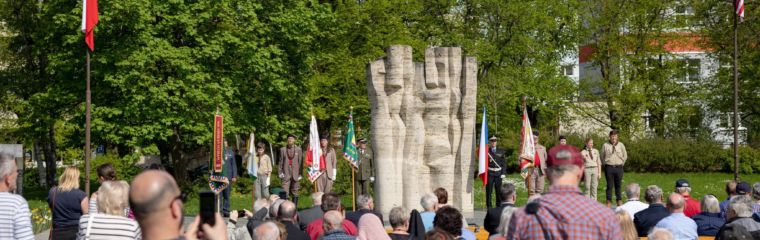 Na náměstí Míru se včera odpoledne vzpomínalo na bojovníky a&nbsp;oběti válek, v&nbsp;podvečer se potomci a&nbsp;příbuzní amerických a&nbsp;belgických veteránů sešli na plzeňské radnici