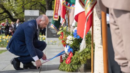 Na náměstí Míru se včera odpoledne vzpomínalo na bojovníky a&nbsp;oběti válek, v&nbsp;podvečer se potomci a&nbsp;příbuzní amerických a&nbsp;belgických veteránů sešli na plzeňské radnici