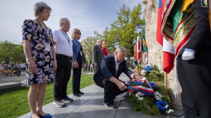 Na náměstí Míru se včera odpoledne vzpomínalo na bojovníky a&nbsp;oběti válek, v&nbsp;podvečer se potomci a&nbsp;příbuzní amerických a&nbsp;belgických veteránů sešli na plzeňské radnici