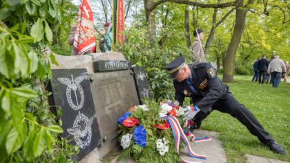 Na náměstí Míru se včera odpoledne vzpomínalo na bojovníky a&nbsp;oběti válek, v&nbsp;podvečer se potomci a&nbsp;příbuzní amerických a&nbsp;belgických veteránů sešli na plzeňské radnici