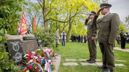 Na náměstí Míru se včera odpoledne vzpomínalo na bojovníky a&nbsp;oběti válek, v&nbsp;podvečer se potomci a&nbsp;příbuzní amerických a&nbsp;belgických veteránů sešli na plzeňské radnici