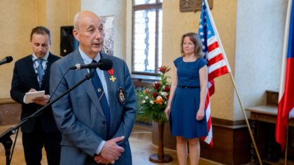 Na náměstí Míru se včera odpoledne vzpomínalo na bojovníky a&nbsp;oběti válek, v&nbsp;podvečer se potomci a&nbsp;příbuzní amerických a&nbsp;belgických veteránů sešli na plzeňské radnici