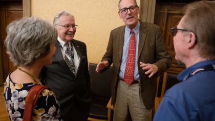 Na náměstí Míru se včera odpoledne vzpomínalo na bojovníky a&nbsp;oběti válek, v&nbsp;podvečer se potomci a&nbsp;příbuzní amerických a&nbsp;belgických veteránů sešli na plzeňské radnici