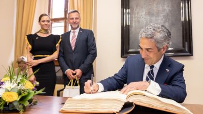 Velvyslanci USA a&nbsp;Belgického království zavítali na radnici, kde uctili památku válečných veteránů