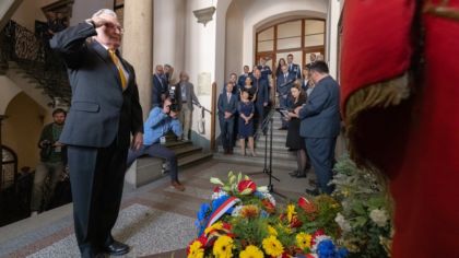 Velvyslanci USA a&nbsp;Belgického království zavítali na radnici, kde uctili památku válečných veteránů