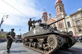 Plzní projel Konvoj svobody, čelo přehlídky tvořila těžká technika včetně tanku