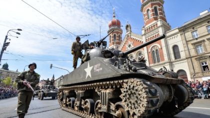 Plzní projel Konvoj svobody, čelo přehlídky tvořila těžká technika včetně tanku