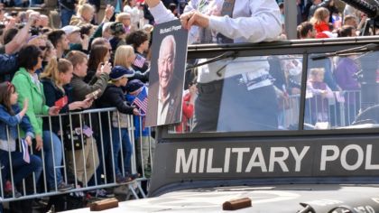 Plzní projel Konvoj svobody, čelo přehlídky tvořila těžká technika včetně tanku