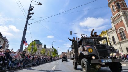 Plzní projel Konvoj svobody, čelo přehlídky tvořila těžká technika včetně tanku