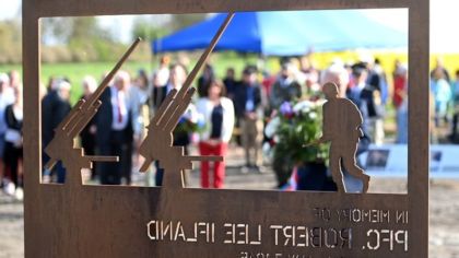 Pomník připomíná amerického vojáka, smrtelně zraněného 6.&nbsp;května 1945