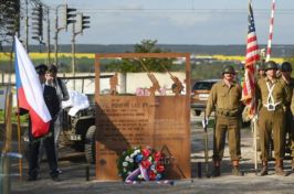 Pomník připomíná amerického vojáka, smrtelně zraněného 6.&nbsp;května 1945