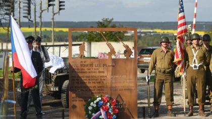 Pomník připomíná amerického vojáka, smrtelně zraněného 6.&nbsp;května 1945