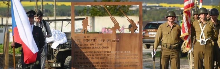 Pomník připomíná amerického vojáka, smrtelně zraněného 6.&nbsp;května 1945