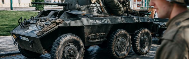 Do Plzně dorazil tank Sherman, kluby vojenské historie staví dobové kempy