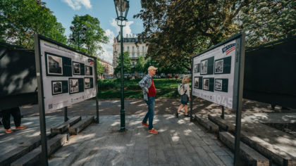 Fotografie z&nbsp;výstavy ve Smetanových sadech vrací do roku 1945