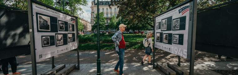 Fotografie z&nbsp;výstavy ve Smetanových sadech vrací do roku 1945
