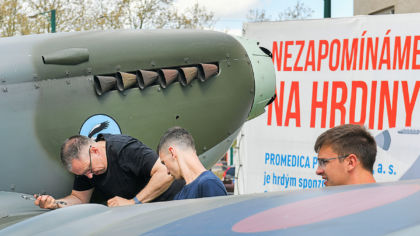Stíhací letoun Spitfire se usadil v&nbsp;Šafaříkových sadech