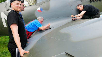 Stíhací letoun Spitfire se usadil v&nbsp;Šafaříkových sadech