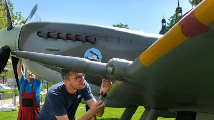 Stíhací letoun Spitfire se usadil v&nbsp;Šafaříkových sadech