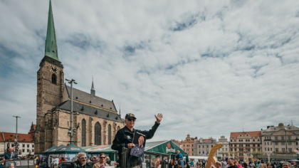 ČTK: Konvoj v&nbsp;Plzni viděly tisíce lidí