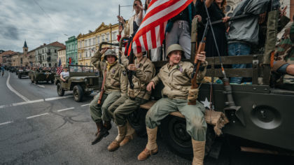 ČTK: Konvoj v&nbsp;Plzni viděly tisíce lidí