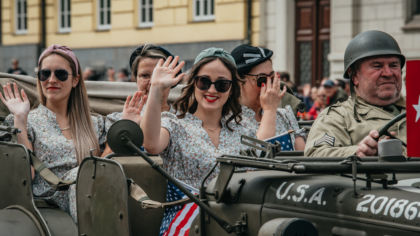 ČTK: Konvoj v&nbsp;Plzni viděly tisíce lidí