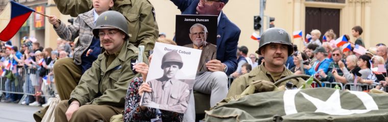 MFD: Portréty veteránů vezli na džípech příbuzní