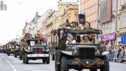 MFD: Portréty veteránů vezli na džípech příbuzní