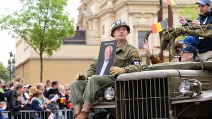 MFD: Portréty veteránů vezli na džípech příbuzní